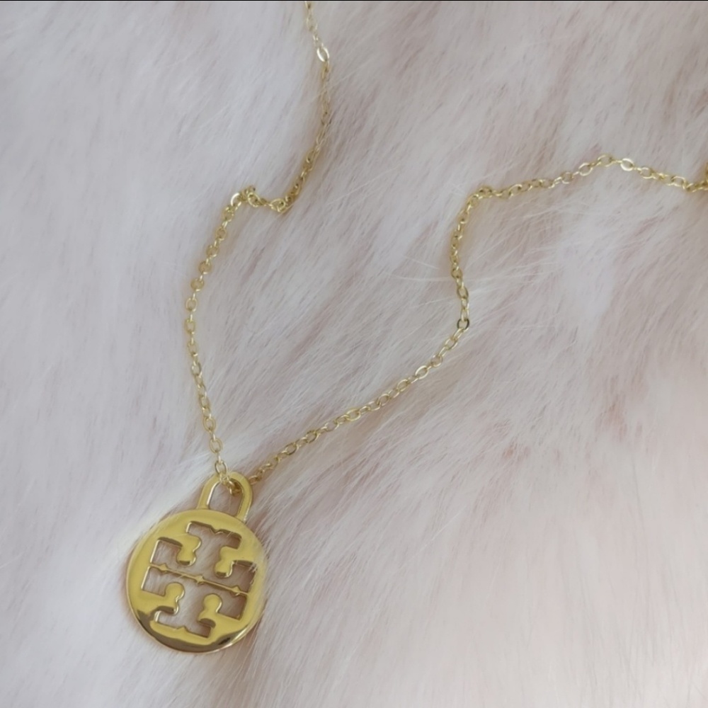 Tory Burch Logo Pendant Necklace NWOT - Picture 4 of 8